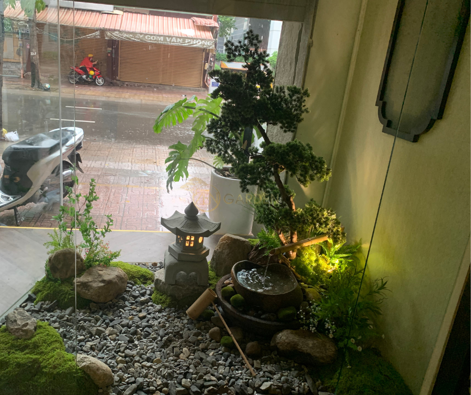 Từng chi tiết trong tiểu cảnh – từ đá, nước, cây đến ánh sáng – đều được sắp xếp cân đối, mang lại cảm giác tĩnh lặng và thư thái cho không gian kinh doanh.