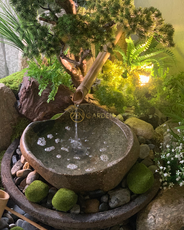 Dòng nước chảy từ ống tre tạo âm thanh róc rách êm dịu – mang lại cảm giác thư giãn và thanh lọc năng lượng.