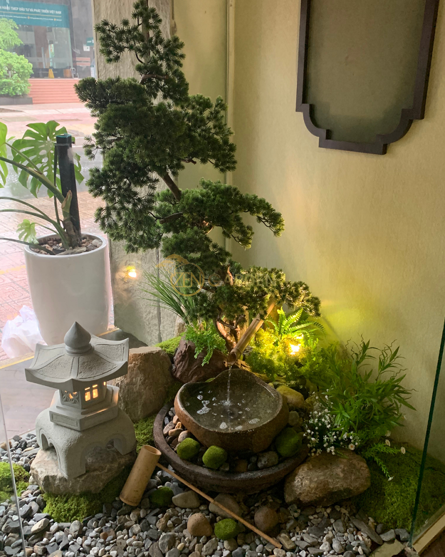 Tiểu cảnh đặt cạnh kính lớn – tạo điểm nhấn ấn tượng cho khách ngay từ khi bước vào spa, tăng trải nghiệm thư giãn.